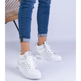 Baskets blanches pour femmes sur un coin caché 1