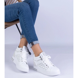 Baskets blanches pour femmes sur un coin caché 2