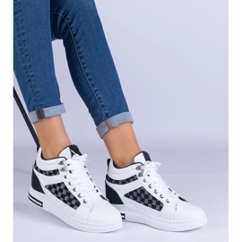 Baskets blanches pour femmes sur un coin caché le noir 3