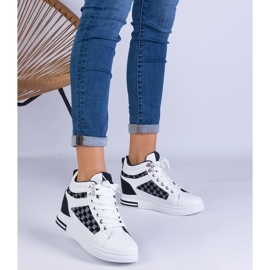 Baskets blanches pour femmes sur un coin caché le noir 1