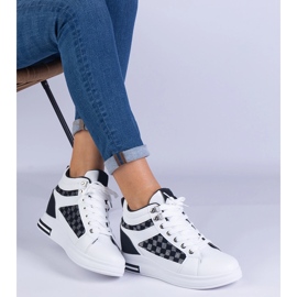 Baskets blanches pour femmes sur un coin caché le noir 2