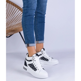 Baskets blanches pour femmes sur un coin caché le noir 4