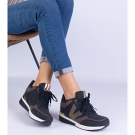Baskets pour femmes noires sur un coin caché le noir 2