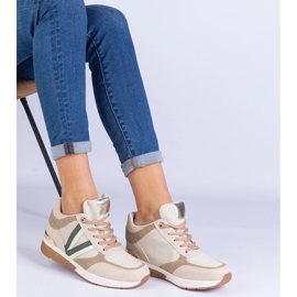 Baskets féminines beige sur un coin caché 3