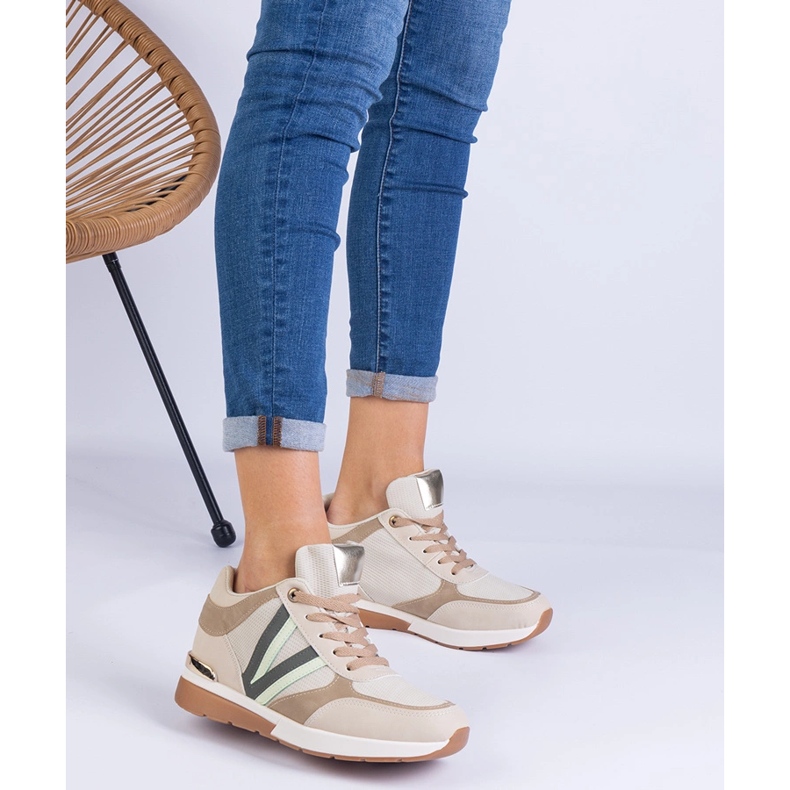 Baskets féminines beige sur un coin caché 1