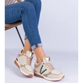 Baskets féminines beige sur un coin caché 2
