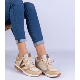 Baskets féminines brunes sur un coin caché 3