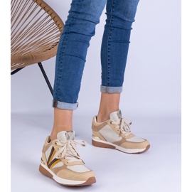 Baskets féminines brunes sur un coin caché 1