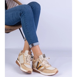 Baskets féminines brunes sur un coin caché 2