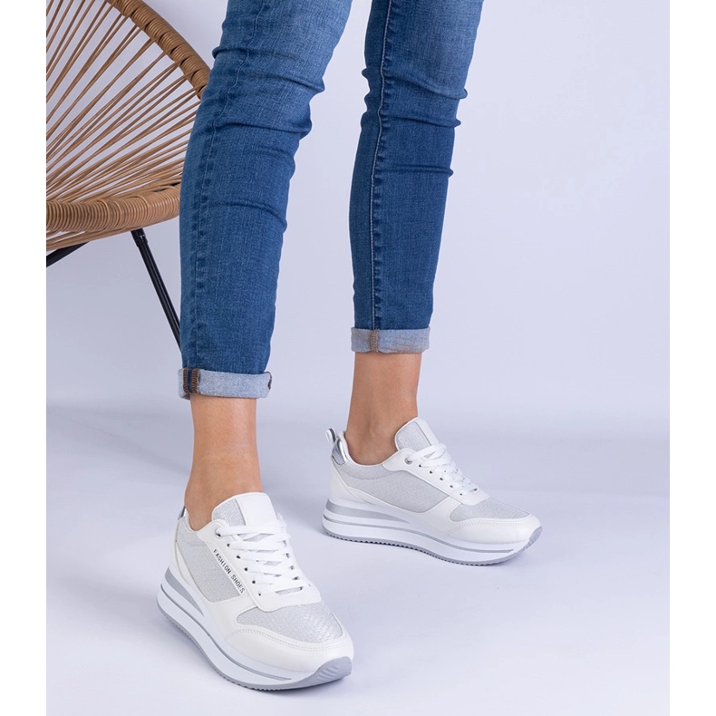 Baskets blanches pour femmes sur la plateforme 1