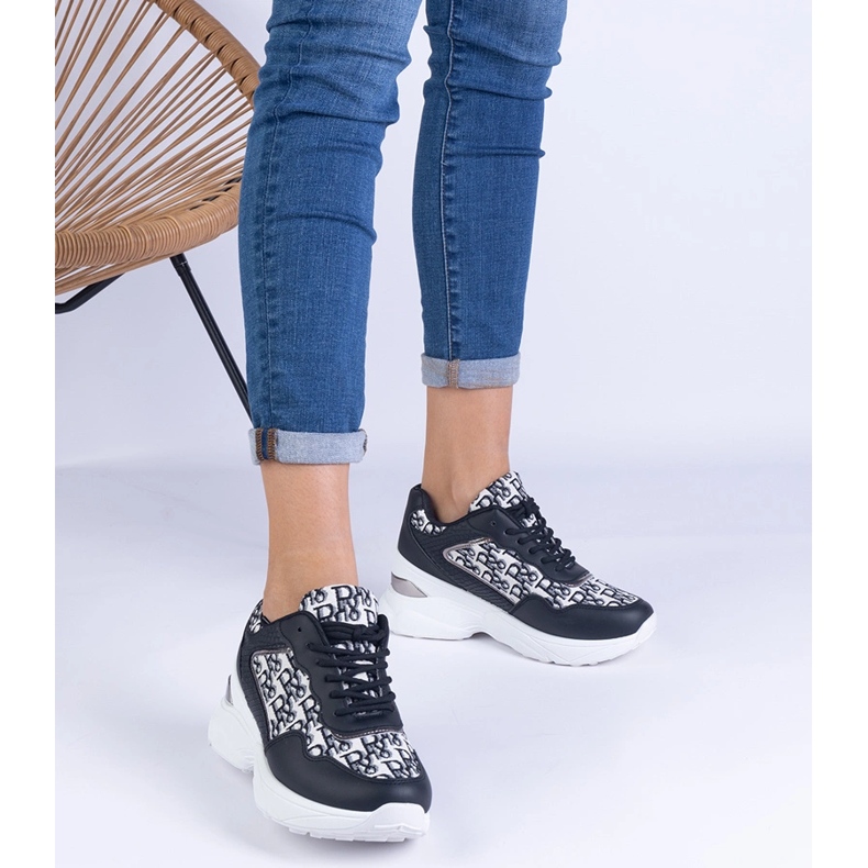 Baskets sportives noires avec une insertion métallique le noir 1 Baskets sportives noires avec une insertion métallique le noir 1