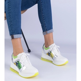 Baskets sportives blanches avec un accessoire coloré 1