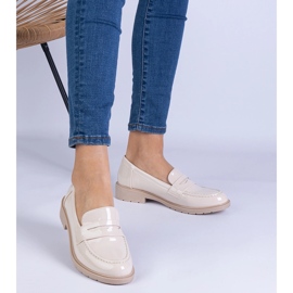 Chaussures beige des femmes, mocassins laqués 1