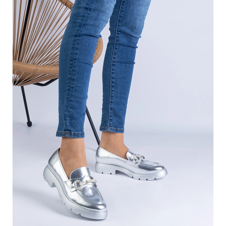 Chaussures classiques en argent avec un ornement 1