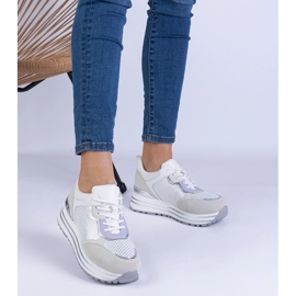 Baskets pour femmes blanches avec une insertion métallique 1