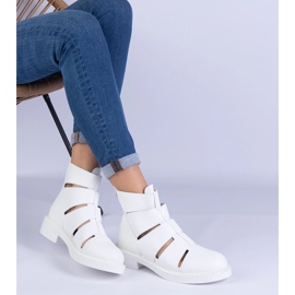 Bottes blanches avec écos avec des découpes à thèmes plates 2