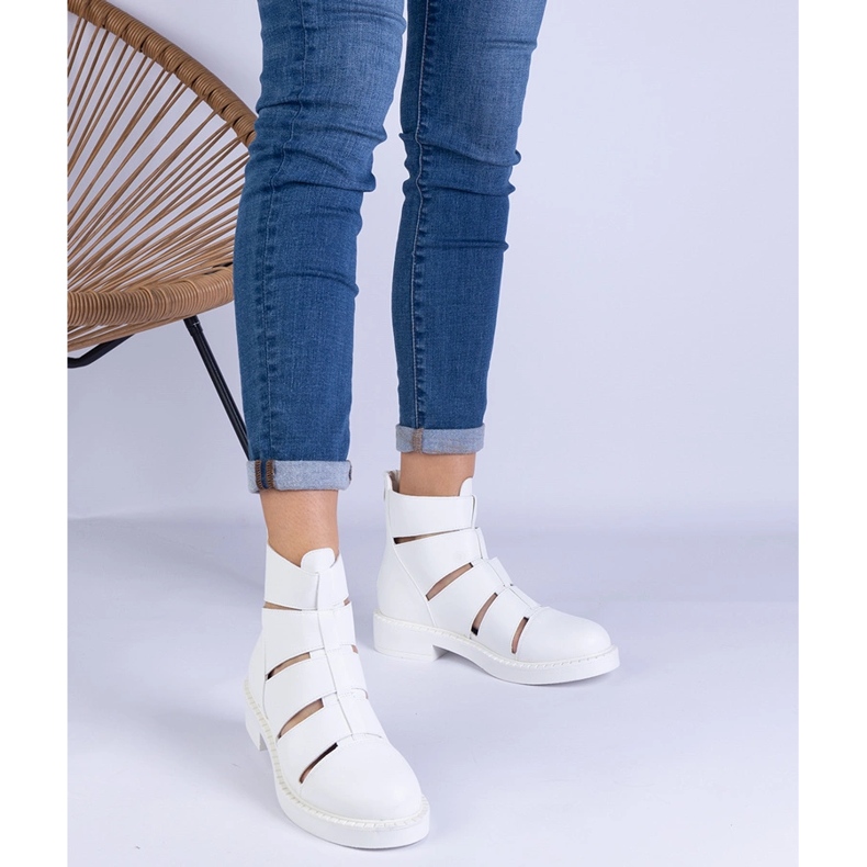 Bottes blanches avec écos avec des découpes à thèmes plates 1
