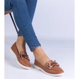 Mocassins bruns décorés d'un arc et d'un ours en peluche doré 1