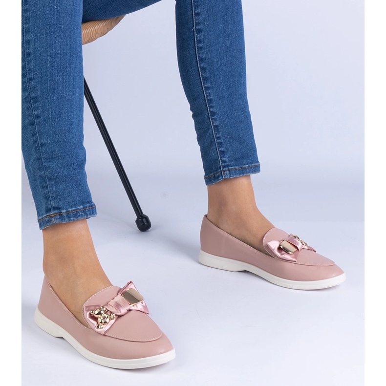 Mocassins roses décorés d'un arc et d'un ours en peluche doré 1