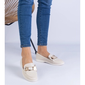 Mocassins beige décorés d'un arc et d'un ours en peluche doré 1 Mocassins beige décorés d'un arc et d'un ours en peluche doré 1