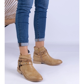 Bottes plates brunes avec une découpe et une boucle 1