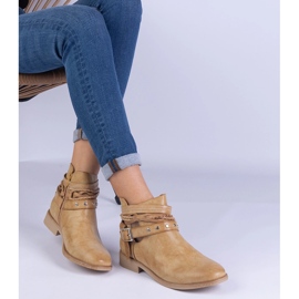 Bottes plates brunes avec une découpe et une boucle 2
