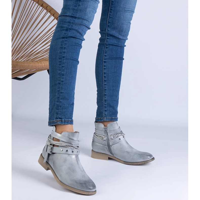Bottes plates argentées avec une découpe et une boucle 1