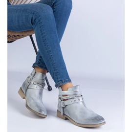 Bottes plates argentées avec une découpe et une boucle 2