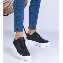 Baskets ouvertes noires sur une semelle massive 1