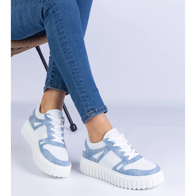 Blue Openwork Sneakers sur une semelle massive bleu 1