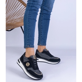 Baskets noires brillantes avec une décoration dorée le noir 1 Baskets noires brillantes avec une décoration dorée le noir 1