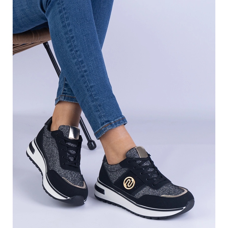 Baskets noires brillantes avec une décoration dorée le noir 2 Baskets noires brillantes avec une décoration dorée le noir 2