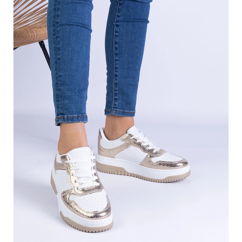 Baskets dorées sur une semelle épaisse 1