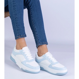 Baskets bleues sur une semelle épaisse 3