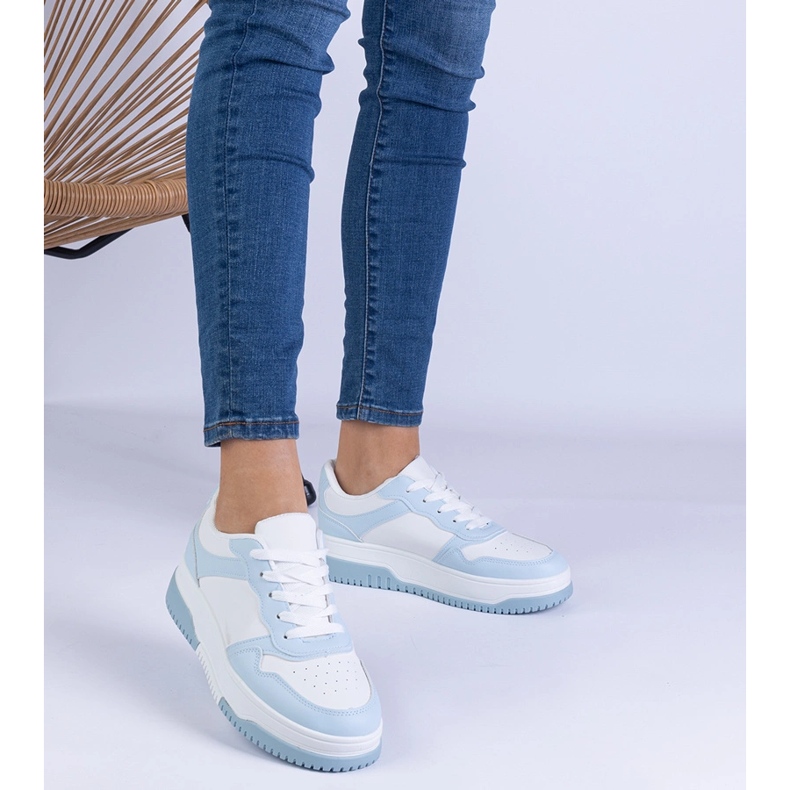 Baskets bleues sur une semelle épaisse 1