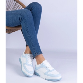 Baskets bleues sur une semelle épaisse 2