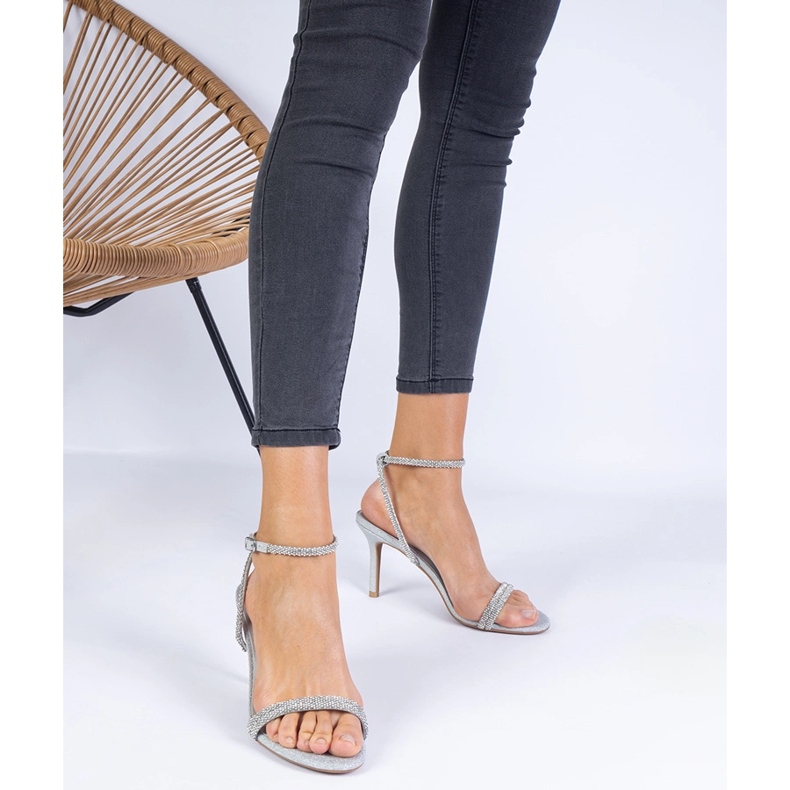 Sandales élégantes en argent sur un talon haut décoré de zircons 1
