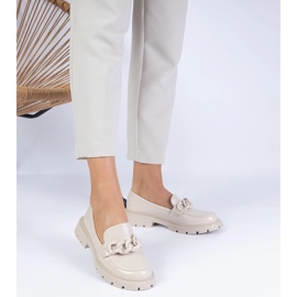 Boucages à verni beige avec une chaîne 3