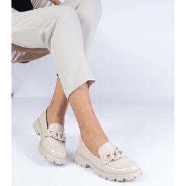 Boucages à verni beige avec une chaîne 1