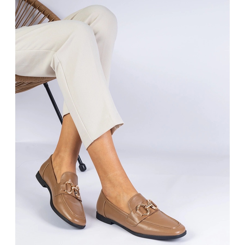 Mocassins de femmes brunes avec une décoration dorée 1