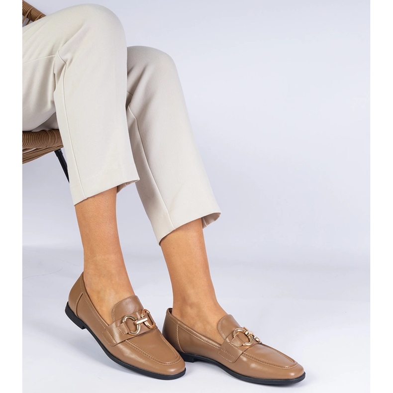 Mocassins de femmes brunes avec une décoration dorée 2