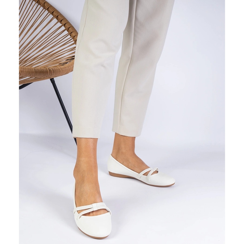 Ballerinas féminines blanches avec un écot de Matt 1