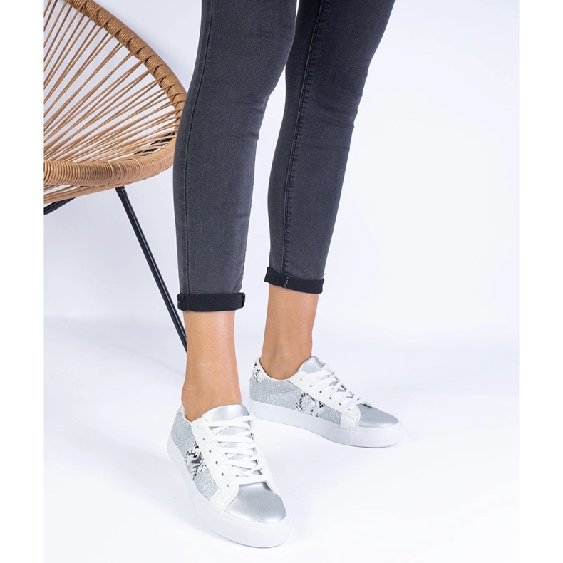 Baskets en argent avec un motif d'animal décoré de paillettes 1