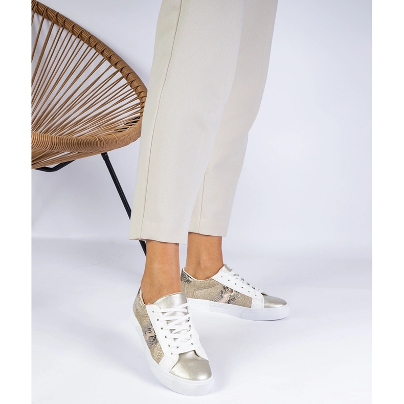 Baskets dorées avec un motif animal décoré de paillettes 1