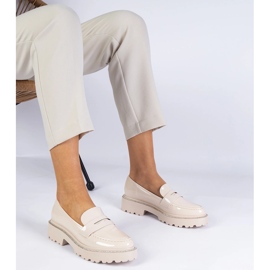 Mocassins vernis beiges décorés de zircons 1