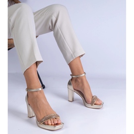 Sandales élégantes dorées sur le pilier avec des zircons 1