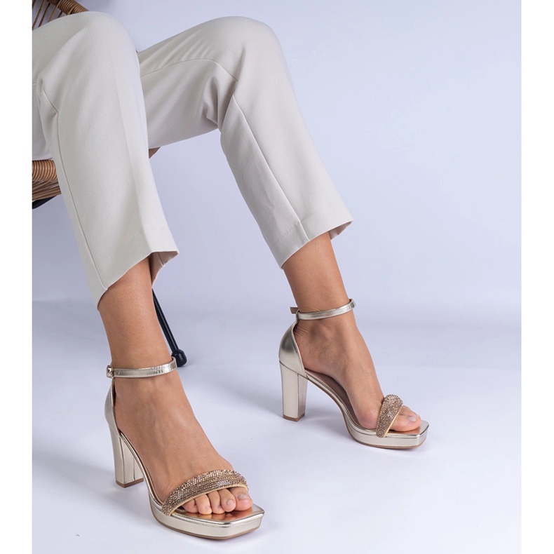 Sandales élégantes dorées sur le pilier avec des zircons d'or 1 Sandales élégantes dorées sur le pilier avec des zircons d'or 1