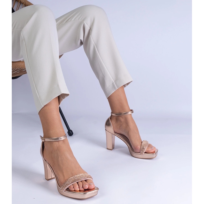 Champagne élégants sandales sur le pilier avec des zircons doré 1