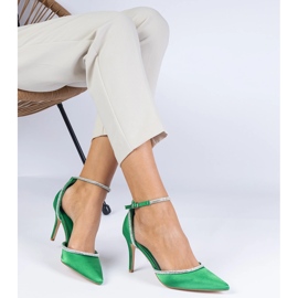 Pompes en satin vert décorées de zircons 3