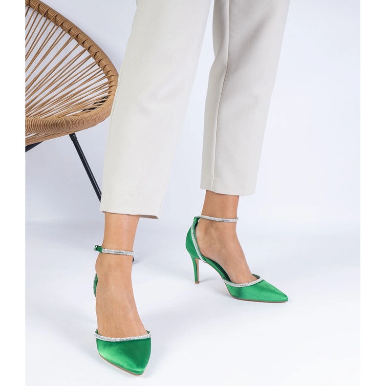 Pompes en satin vert décorées de zircons 1